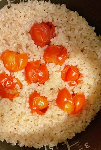 発芽玄米の炊き込みご飯(ミニトマト)