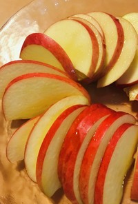 薄切りリンゴのメイプルシロップ漬け