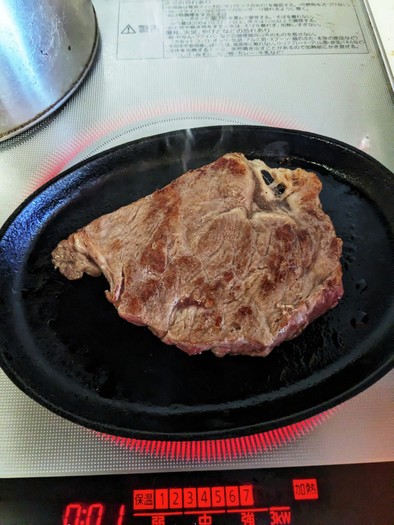 分厚いステーキの焼き方の写真