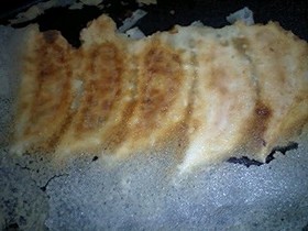 やけどに注意!羽根付きジューシー餃子