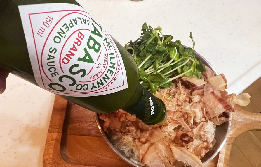 緑のタバスコで食べるハラペーニョ韓国冷麺の画像