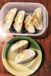 簡単胡麻チーズとろけるマヨ三日月パン