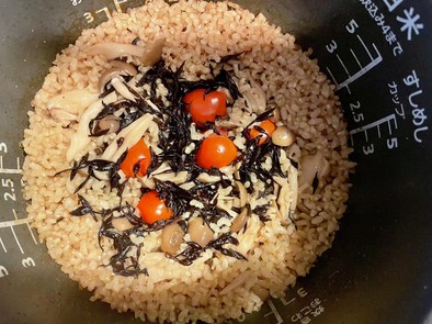発芽玄米の炊き込みご飯(トマト、ひじき)の写真