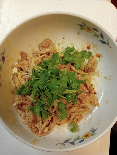 ピリ辛チキンサラダ（蒸し鶏の辣油和え）の写真