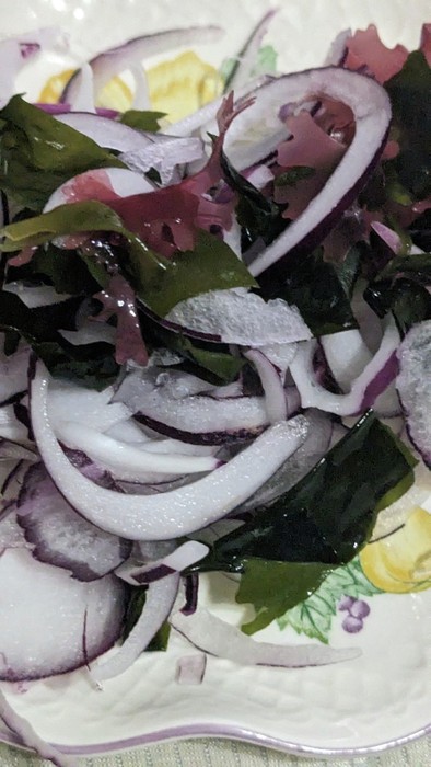 紫たまねぎと海藻サラダの写真