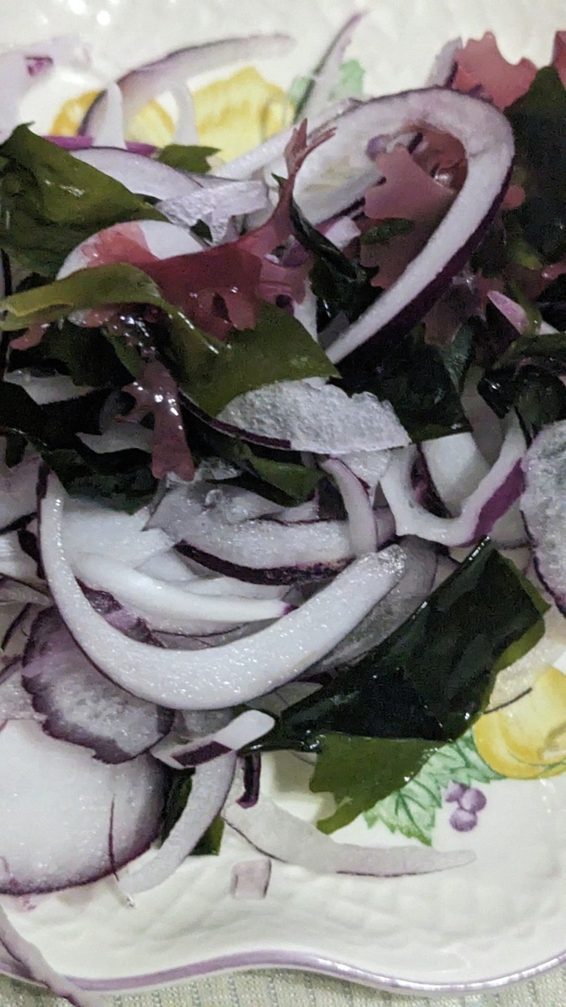 紫たまねぎと海藻サラダの画像