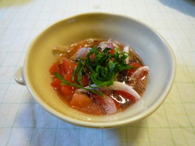 トマトと新玉ねぎのもずく酢マリネ風