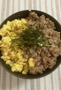 肉味噌と炒り卵の二食丼