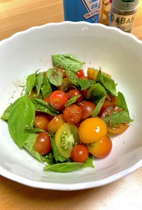 フレッシュバジルとトマトのシンプルサラダ