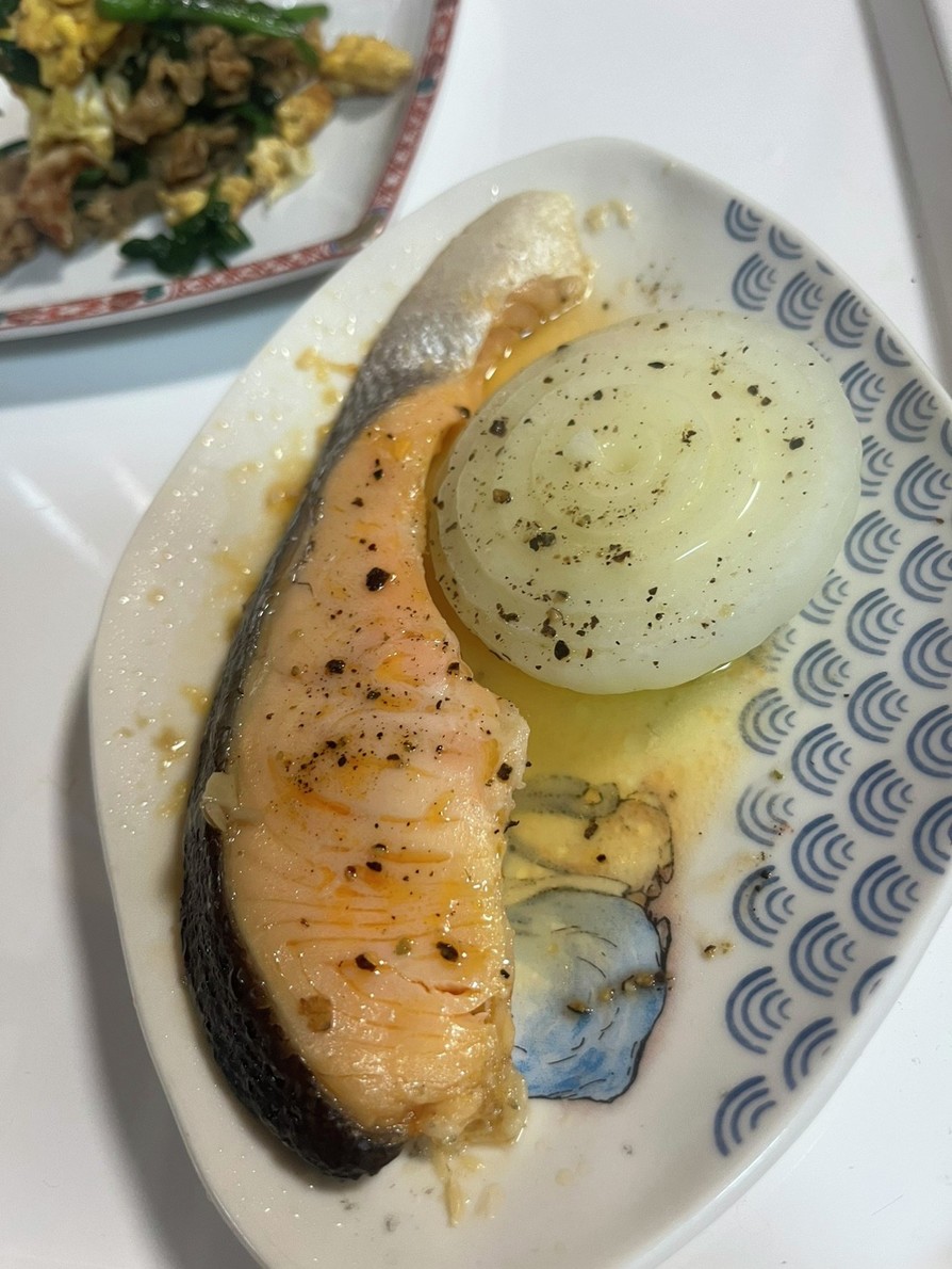 甘塩鮭と玉ねぎのバタポン〜レンジでの画像