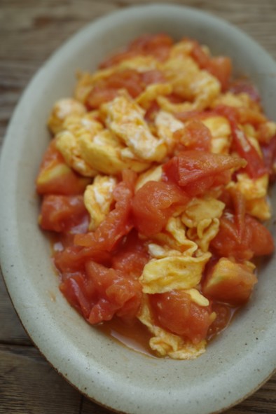 卵とトマトの炒めものの写真