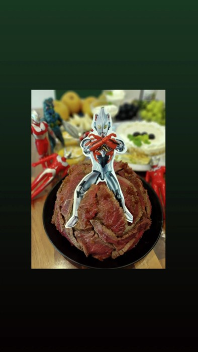ウルトラマンお肉ケーキの写真