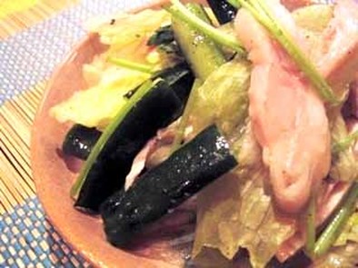 たたきキュウリと三つ葉&鶏肉の大人サラダの写真