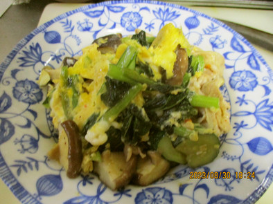 シイタケと小松菜の　卵とじ炒めものの写真