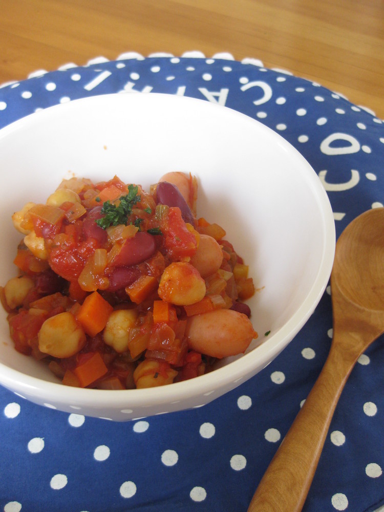 豆とソーセージのトマト煮込みの画像