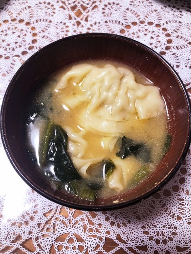 冷凍餃子de味噌ラーメン風味噌汁の写真