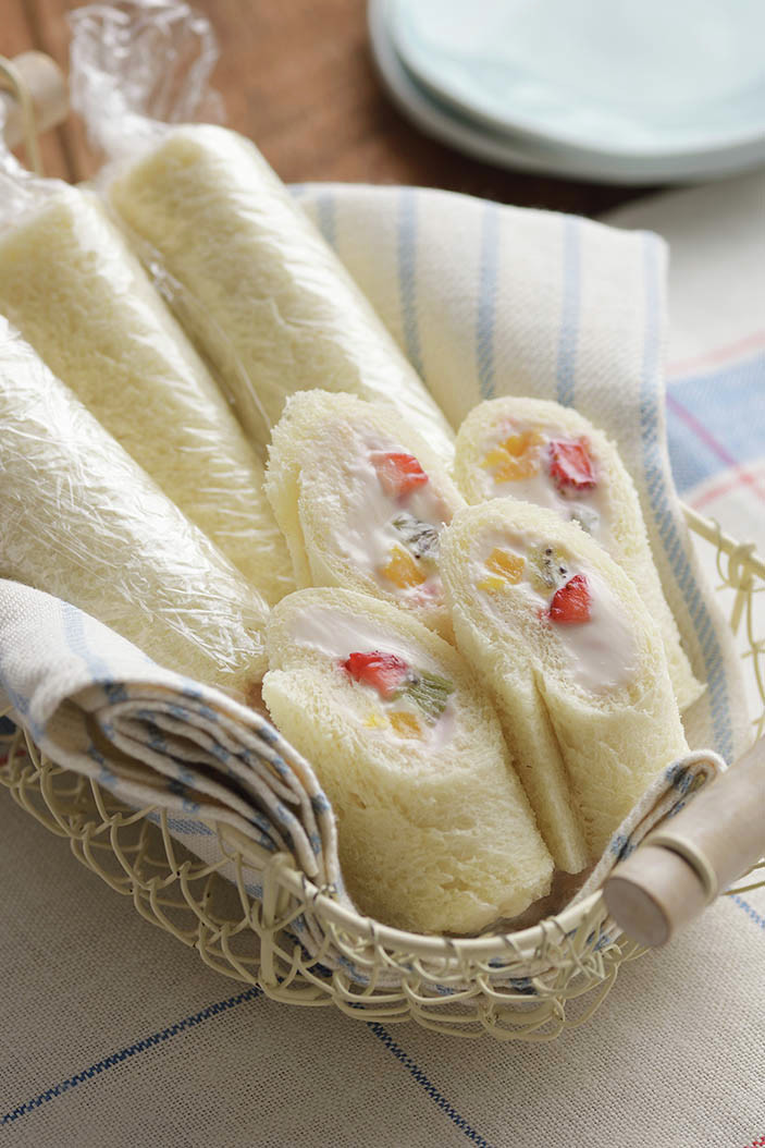 北海道クリームチーズ＆いちごロールサンドの画像