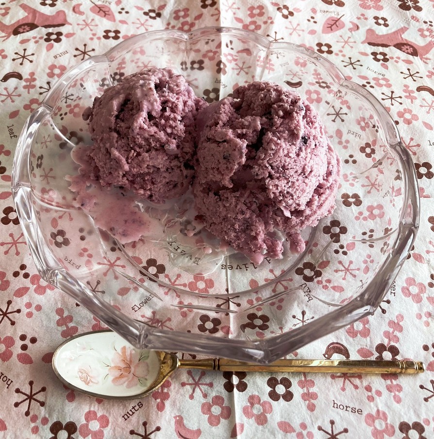 ブルーベリーのアイスクリームの画像