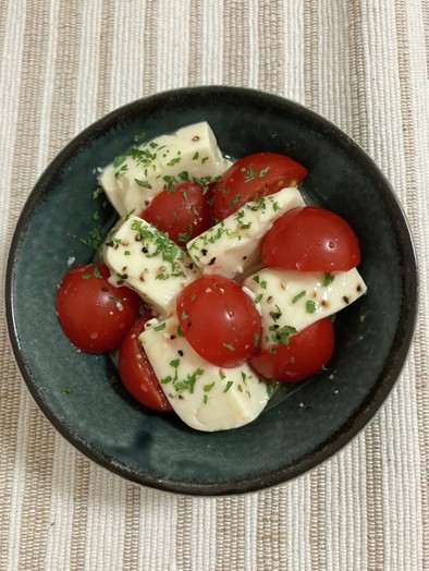 トマトと塩こうじ豆腐のカプレーゼの写真