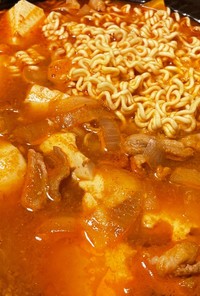 豆腐と豚バラのピリ辛サリ麺鍋