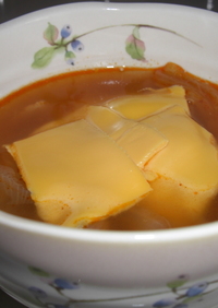 チーズをのせて☆キムチとベーコンのスープ