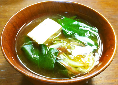豆腐とオカワカメのお味噌汁の写真