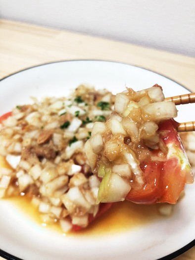 箸が止まらない！トマトと玉ねぎのサラダの写真