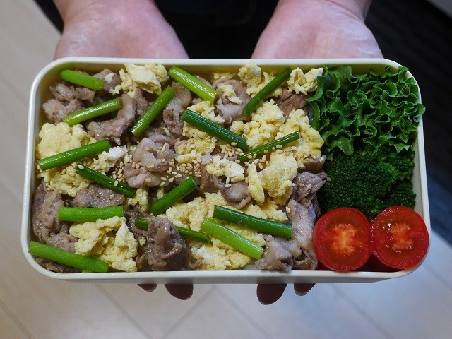 豚こま肉とニンニクの芽と卵の丼弁当の画像