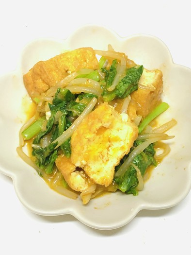 担々麺風味の厚揚げ、もやし、小松菜の煮物の写真
