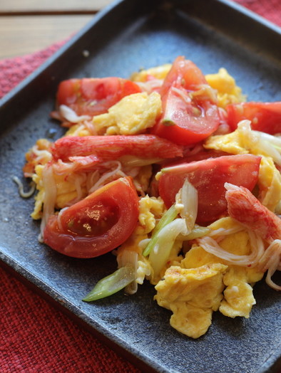 トマト、カニカマ、卵の中華炒めの写真