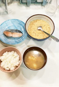 The日本人の夜ご飯(鮭、とろろ)
