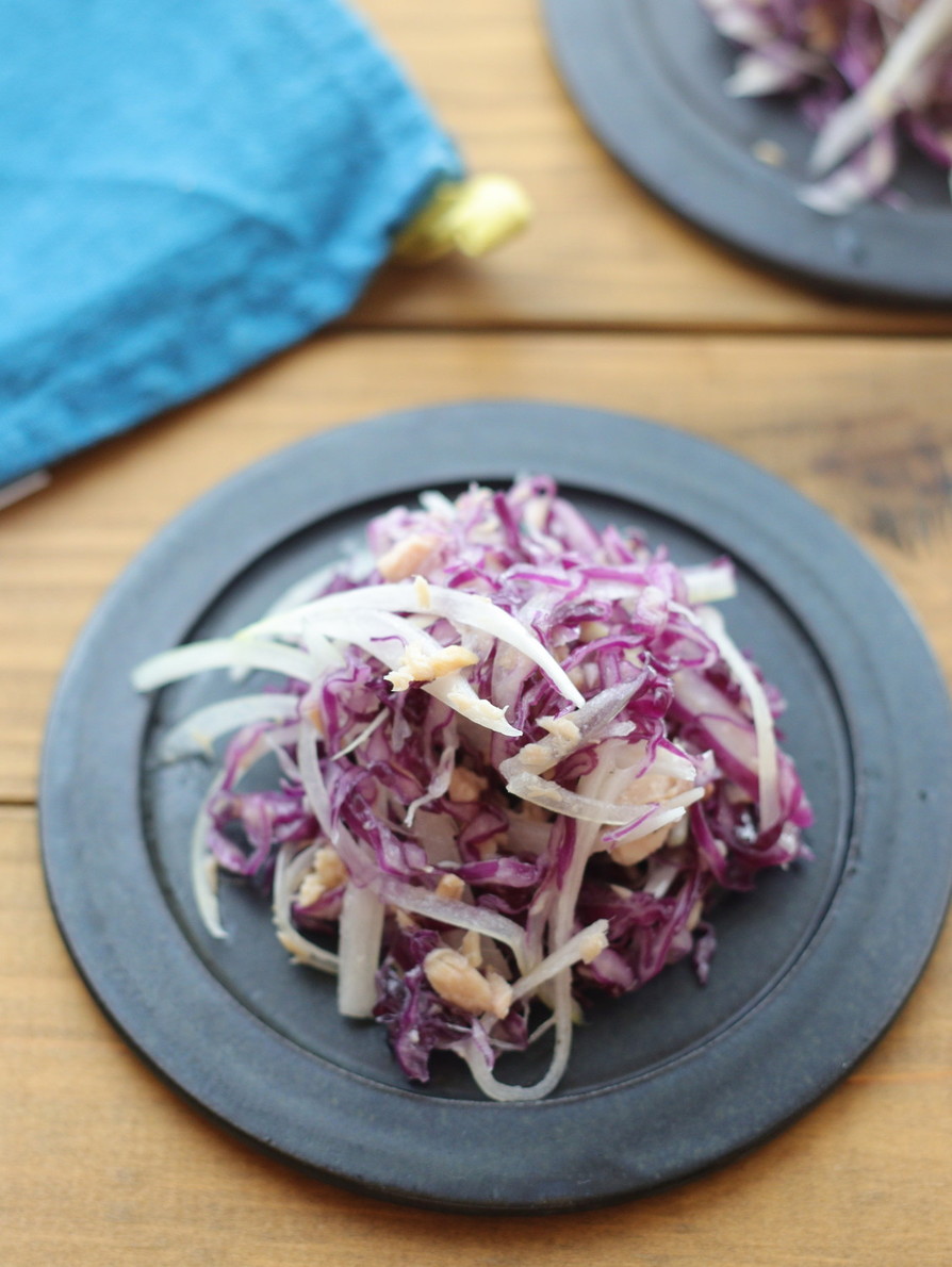 紫キャベツ、ツナ、玉ねぎのガリ塩サラダの画像