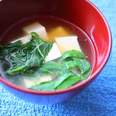 モロヘイヤと豆腐のシンプル味噌汁の写真