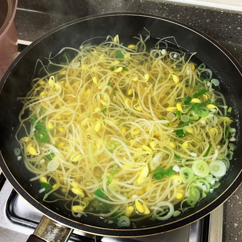 韓国料理　コンナムルクッ　もやしのスープ