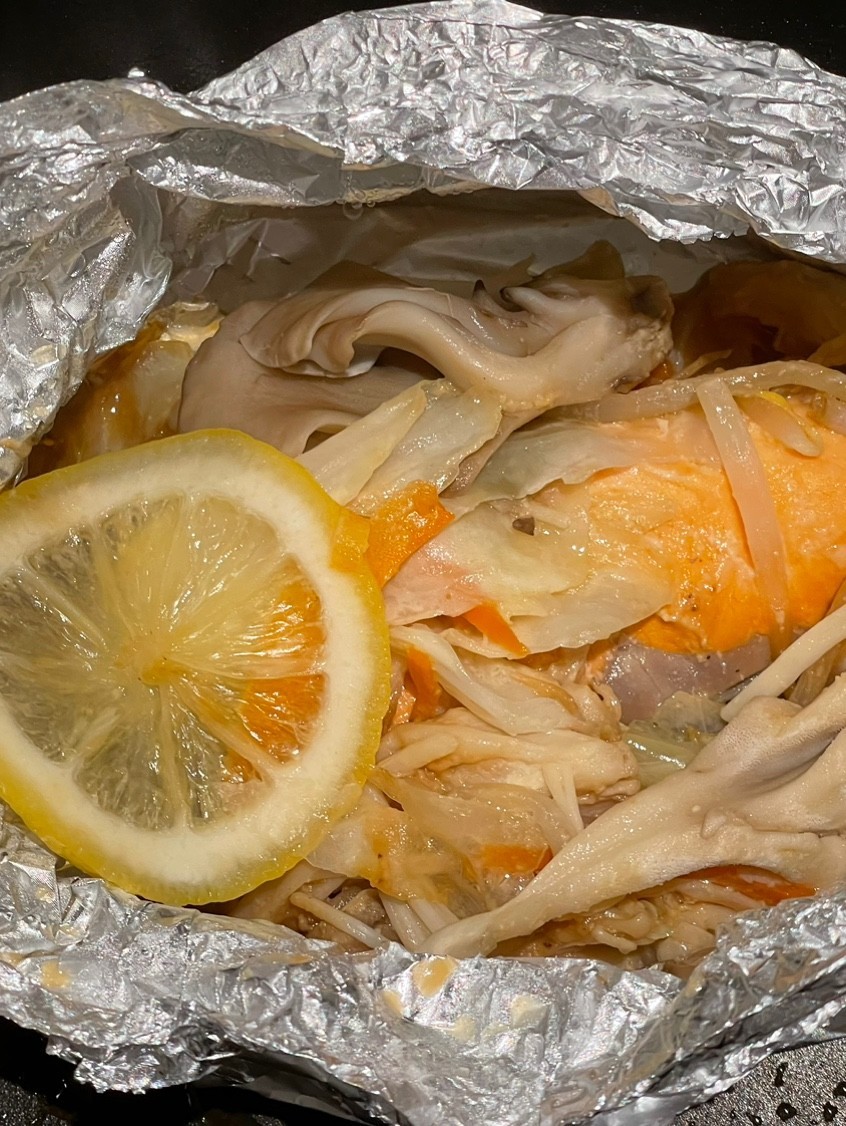 フライパンで作る鮭の包み焼きの画像