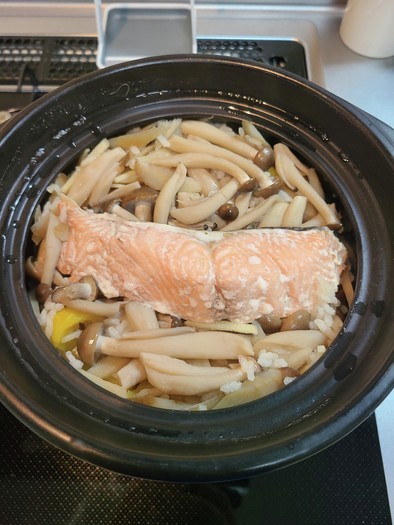 土鍋で作る秋鮭と秋の味覚の炊き込みご飯の写真