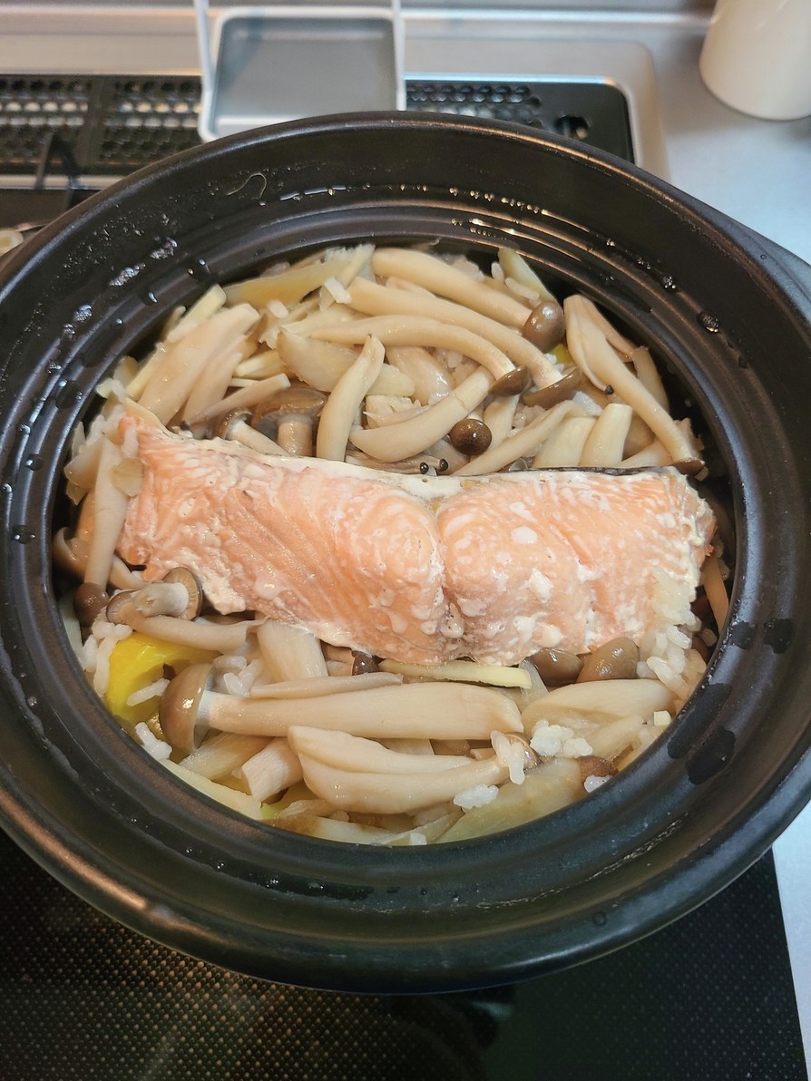 土鍋で作る秋鮭と秋の味覚の炊き込みご飯の画像