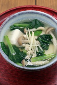 小松菜、豆腐、キノコの生姜スープ