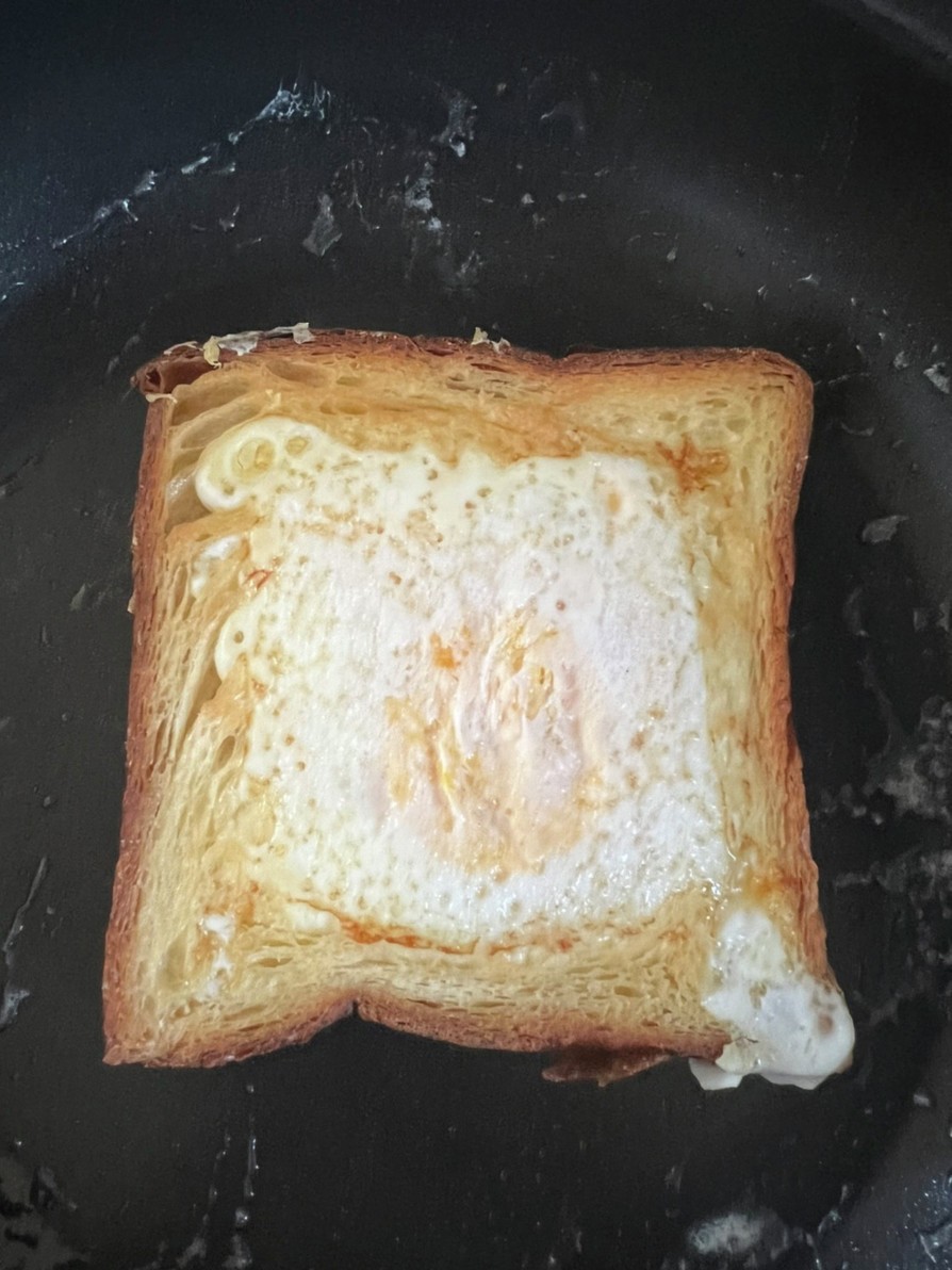 卵トロっとハムエッグパンの画像