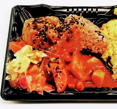 “肉じゃが赤飯おにぎりガリ紅生姜カレー”の写真