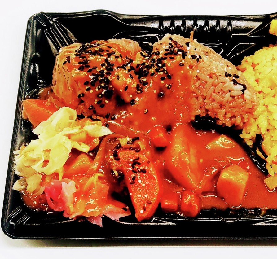 “肉じゃが赤飯おにぎりガリ紅生姜カレー”の画像