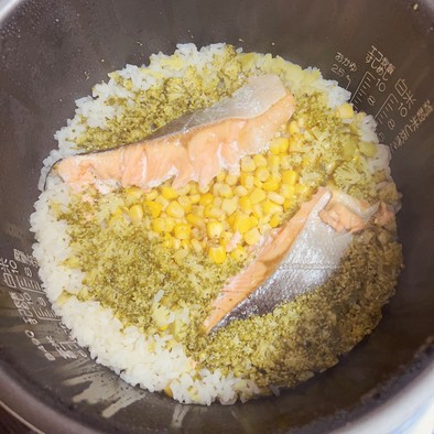 鮭とブロッコリーの炊き込みご飯の写真