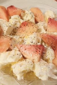 新潟産桃とモッツァレラチーズのサラダ