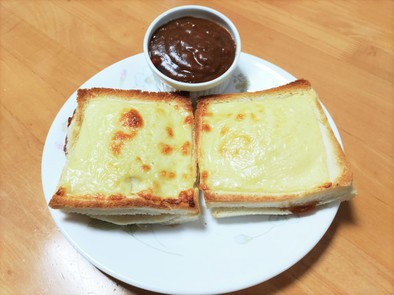 食パンでチーズカレーパンの写真