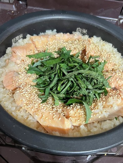 鮭ハラスと大葉の炊き込みご飯の写真