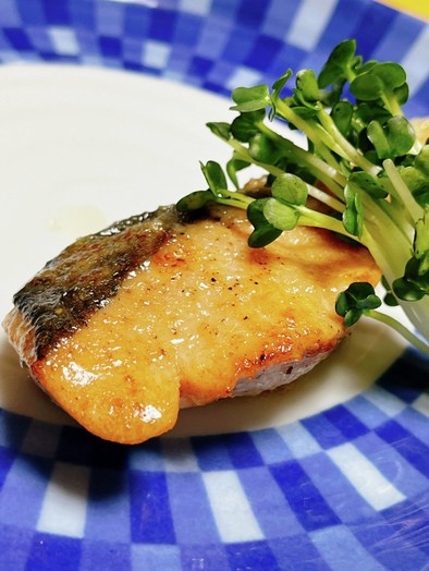 超シンプル！美味しい！鮭のバターソテーの写真