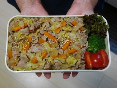 レンジ簡単★豚肉ときゃべつと人参の丼弁当の写真