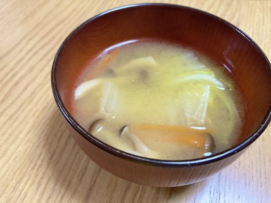 白菜とにんじんの味噌汁の写真