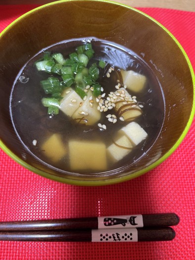 高野豆腐と生もずくのスープ（給食風）の写真