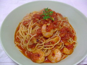 海老とイカのトマトソースパスタ